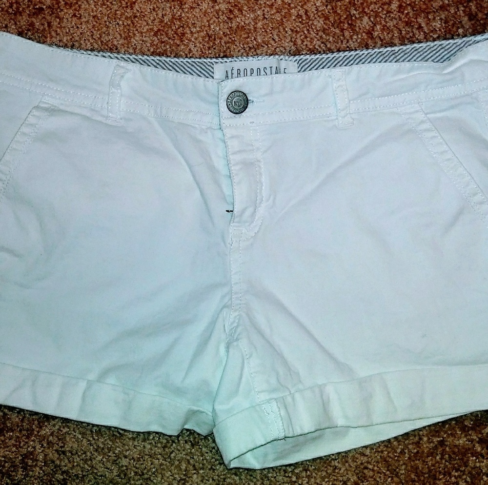Aeropostale white mid-rise classic shorts